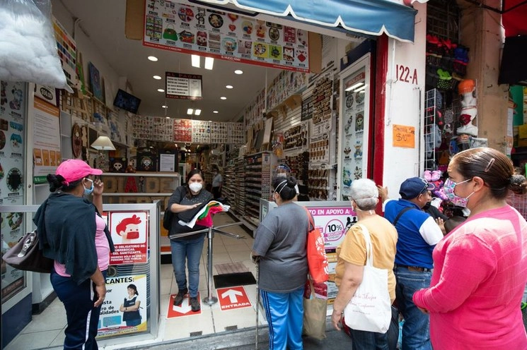 Clientes realizan fila antes de ingresar a un comercio en el Centro Histórico de la CDMX. Foto Pablo Ramos