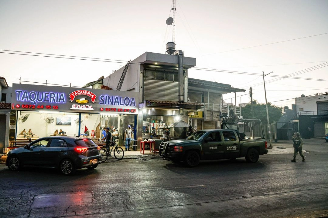 De acuerdo al reporte, a las 9:40 horas en el kilómetro 123 en las inmediaciones del poblado Higueras de Baila al sur de Culiacán, un grupo de civiles detuvieron la marcha del vehículo modelo Nissan frontier color blanco donde viajaba el edil y una comitiva.
