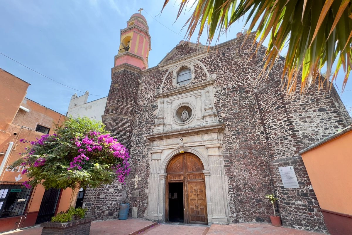 Informó la Arquidiócesis Primada de México que en las parroquias existe la apertura al diálogo y al encuentro con jóvenes y con todos aquellos que lo necesiten, expresó la Iglesia católica; en la imagen la Parroquia de Santa Maria la Redonda Cuepopan en la colonia Guerrero. Foto 
