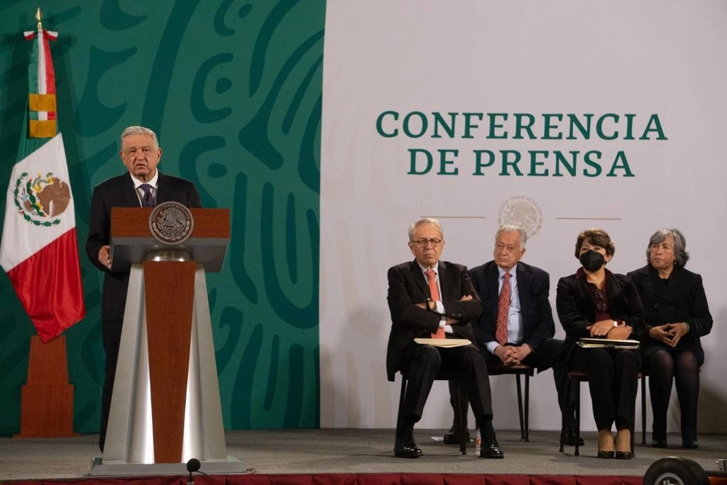 El presidente Andrés Manuel López Obrador y miembros de su gabinete, en la conferencia del 12 de octubre de 2021. Foto Pablo Ramos 