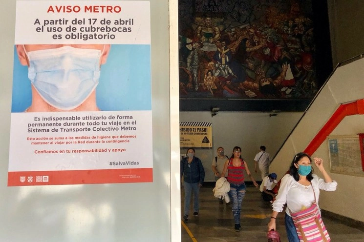 Un anuncio sobre el uso de cubrebocas se observa en la estación del metro Xola, de la Linea 2, durante la fase 3 de la epidemia de Covid-19, en la CDMX. Foto Roberto Garcia Ortiz