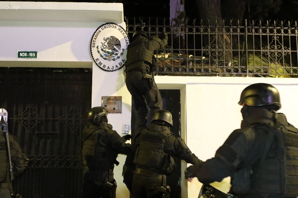 Fuerzas especiales de la policía ecuatoriana irrumpen en la embajada de México en Quito para arrestar al ex vicepresidente de Ecuador, Jorge Glas, el 5 de abril de 2024. Foto Afp