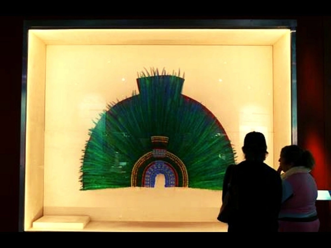 Réplica del Penacho de Moctezuma II, en la exposición ‘Moctezuma II, tiempo y destino de un gobernante’, exhibida en el Museo del Templo Mayor en enero de 2011. Foto María Meléndrez Parada 