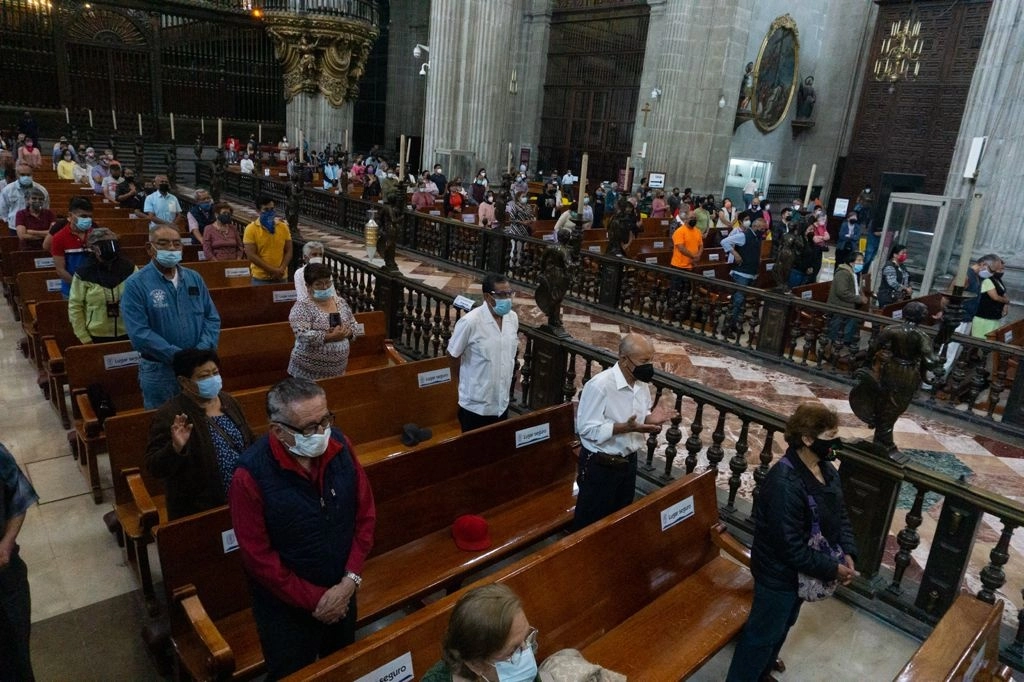 Feligreses acuden a misa en la Catedral Metropolitana, de la Ciudad de México, el 23 de mayo de 2021. Foto Pablo Ramos
