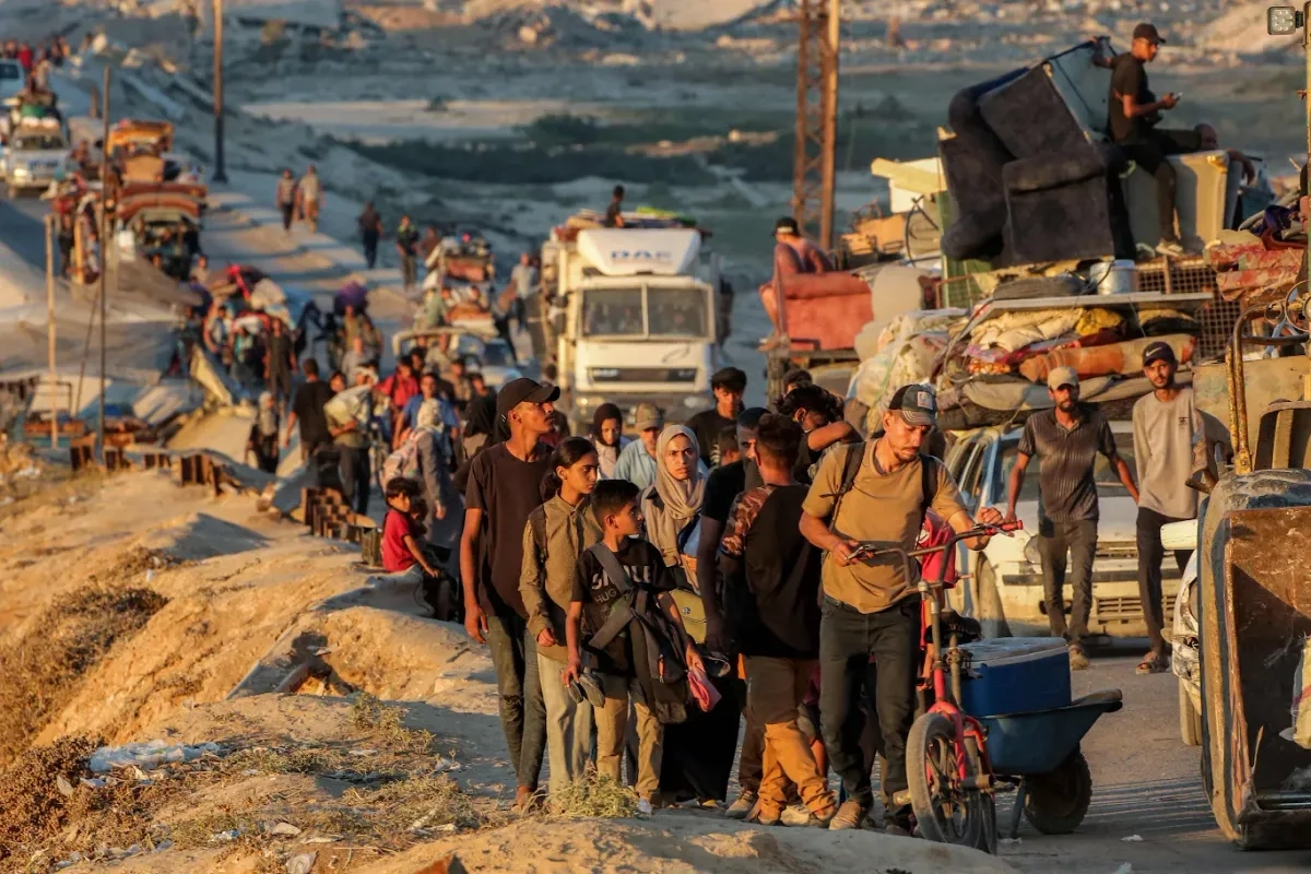 Familias palestinas abandonan la ciudad de Gaza ante la ofensiva israelí. Foto 