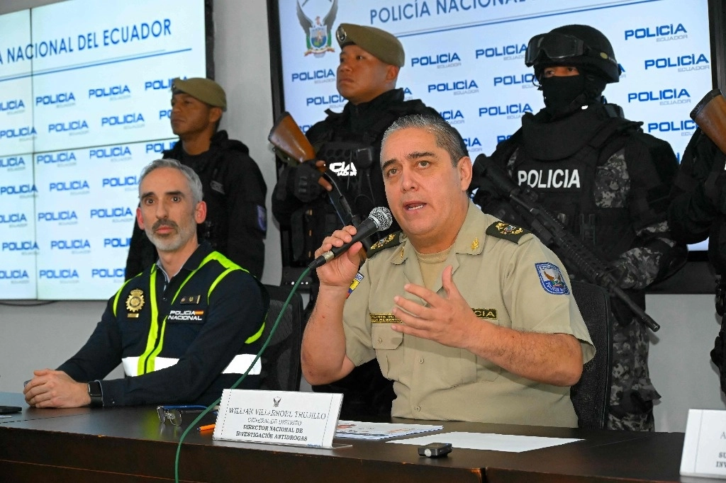 El director antidrogas de la policía ecuatoriana, Willian Villarroel (R), habla junto al inspector jefe de la Brigada Central de Lavado de Dinero de la policía española, Daniel Vázquez, durante una conferencia de prensa en el comando general de policía en Quito, 6 febrero 2024. Foto Afp.