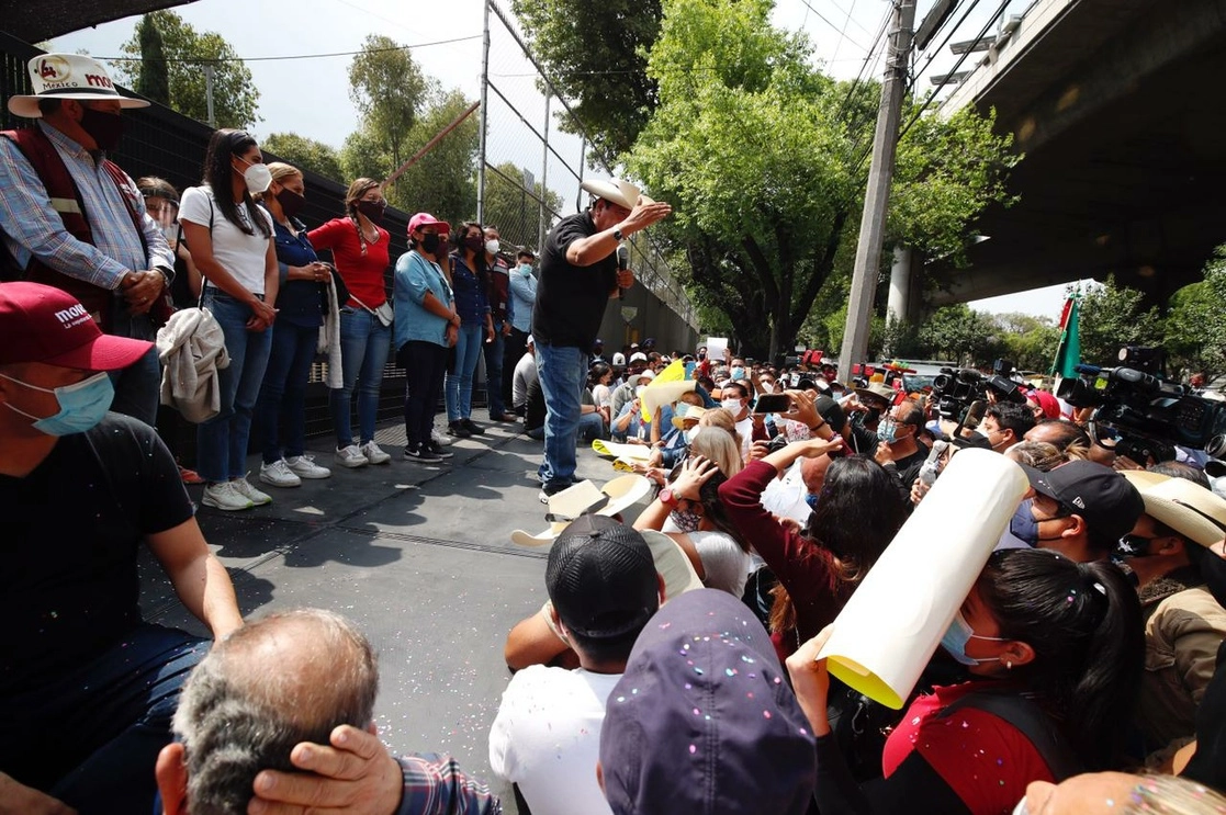 Félix Salgado Macedonio, junto con su familia, durante su mitin frente a las instalaciones del INE, en la Ciudad de México, ayer 11 de abril de 2021. Foto Cristina Rodríguez