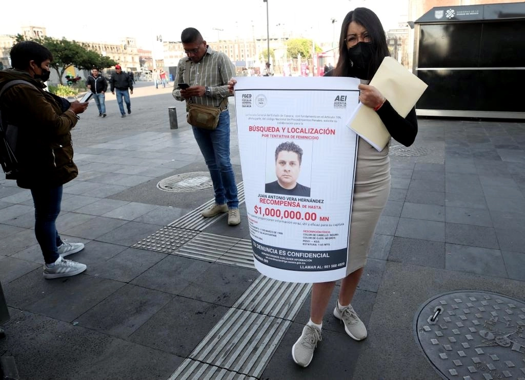 La saxofonista María Elena Ríos, quien fue atacada con ácido en Oaxaca, habla con periodistas en la calle de Moneda mientras espera audiencia con el presidente Andrés Manuel López Obrador, el 7 de junio de 2022. Foto José Antonio López