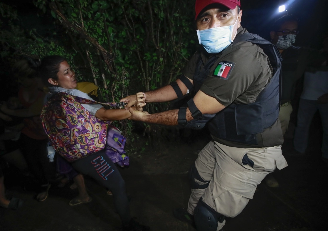 Elementos de la GN y del INM detienen a migrantes en Huixtla, Chiapas, el pasado 5 de septiembre de 2021. Foto Víctor Camacho
