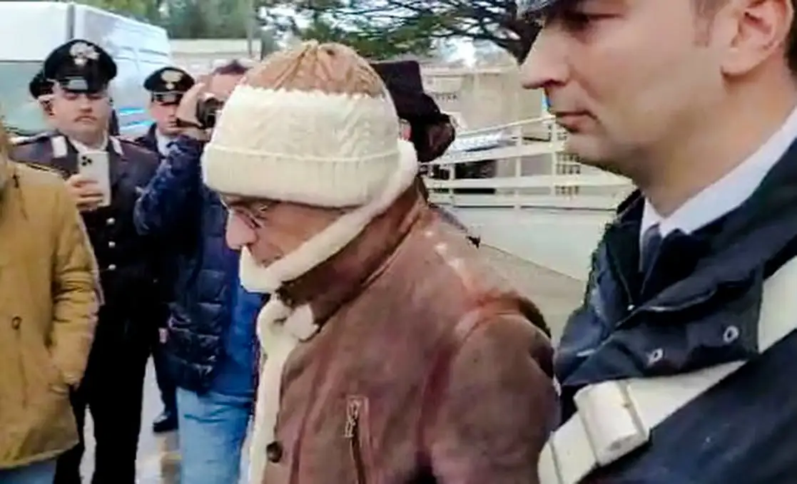 Al centro Matteo Messina Denaro, considerado líder de la Cosa Nostra, sale de un cuartel de los carabineros italianos poco después de su arresto en una clínica privada en Palermo, Sicilia, luego de 30 años prófugo, el 16 d enero de 2023. Foto Carabinieri vía Ap