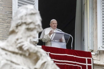 El Papa Francisco en imagen del 8 de diciembre de 2020, durante la oración del Ángelus desde la ventana de su estudio con vista a la plaza de San Pedro en el Vaticano. Foto Ap