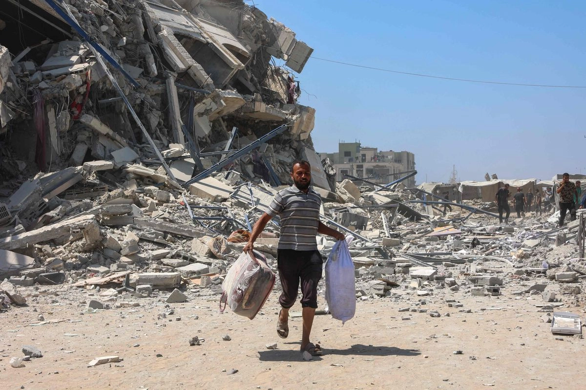 Un hombre palestino recoge objetos de los escombros de la Torre Mushtaha en la Ciudad de Gaza tras un ataque militar israelí el 5 de septiembre de 2025.