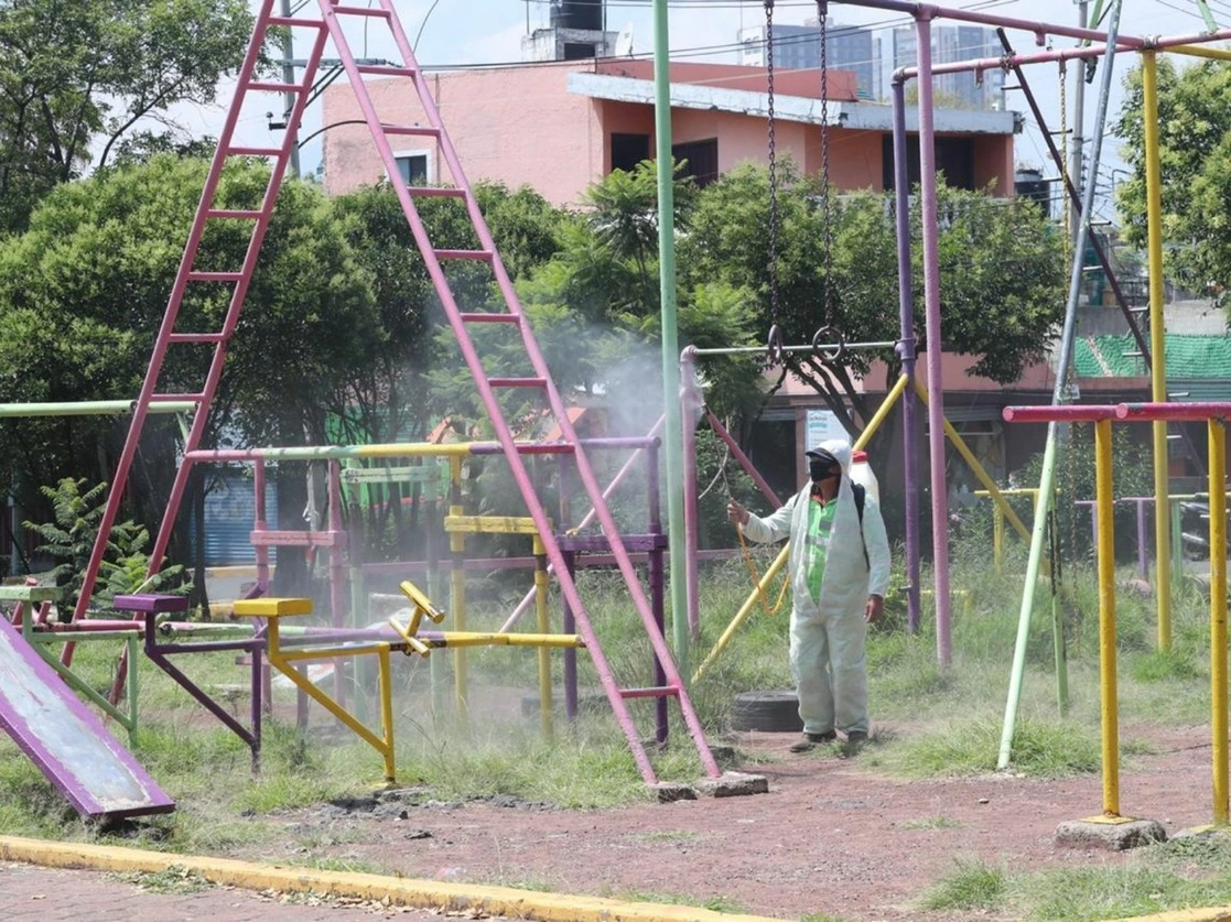 Trabajadores de la alcaldía de Coyoacán sanitizan el parque Consolación, en la colonia Santa Úrsula, cuando la Ciudad de México continúa en semáforo naranja de riesgo al Covid-19. Foto Marco Peláez