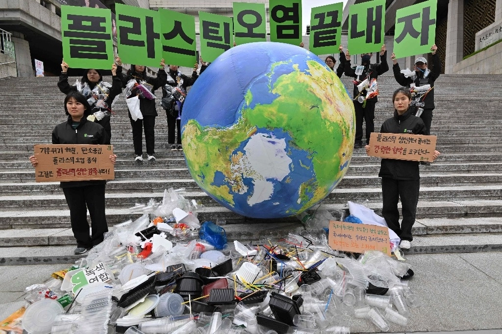 "¡Acabemos con la contaminación plástica!", exigen activistas en Seúl. Foto Afp