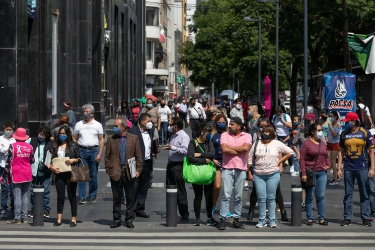 Ciudadanos esperan para cruzar la calle entre la avenida Juárez y Eje Central, en el Centro Histórico. Foto Pablo Ramos