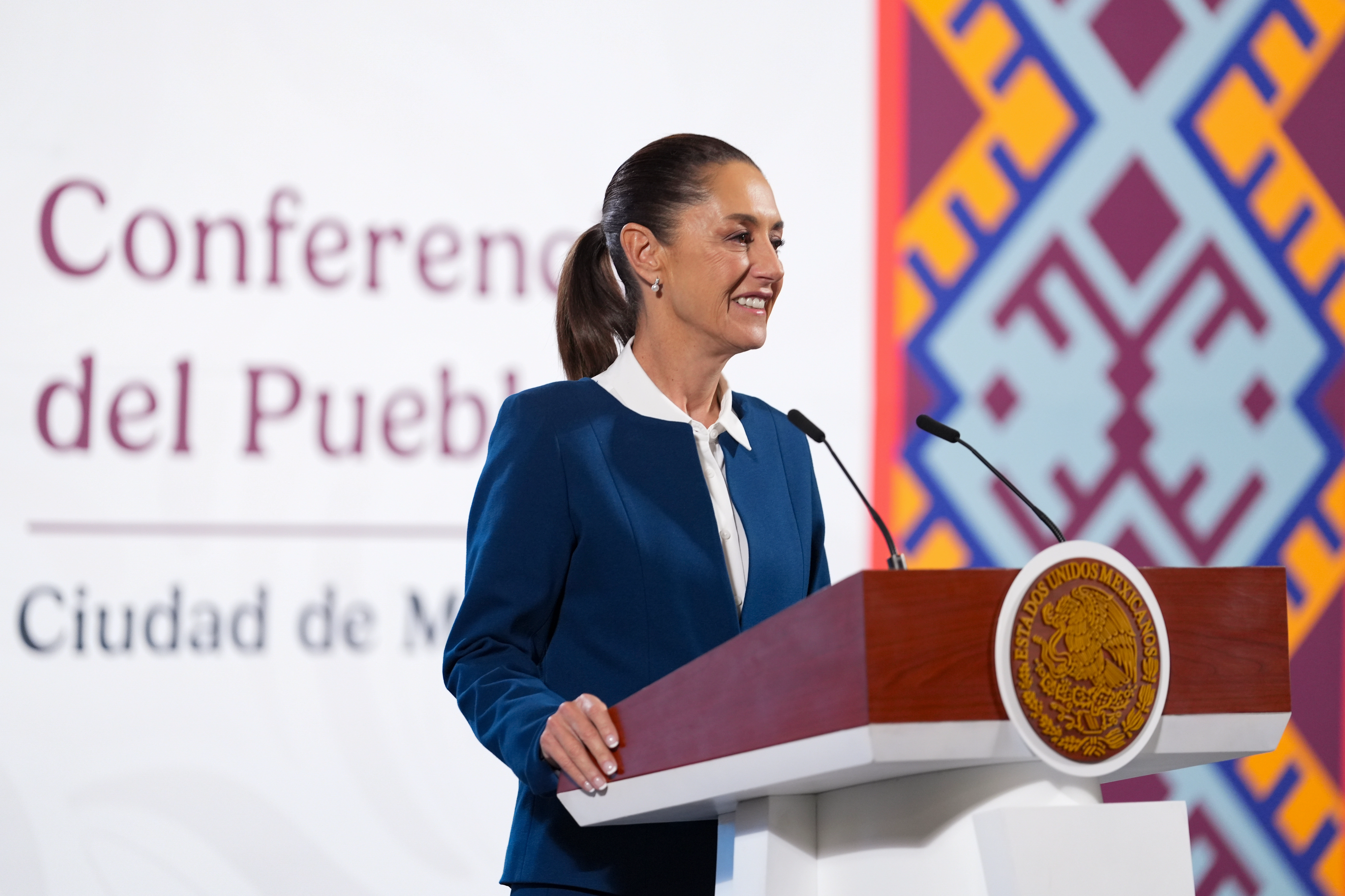 "Se verá muy mal" si, en el caso de morenistas, van de candidatos por otro partido, cuando su dirigencia ya dijo que no postulará a familiares, advirtió la presidenta Claudia Sheinbaum en la mañanera de ayer en Palacio Nacional. Foto