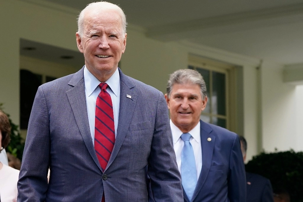 El presidente Joe Biden, con el senador Joe Manchin, demócrata por Virginia, (a la derecha), afuera de la Casa Blanca en Washington, el 24 de junio de 2021. Foto Ap