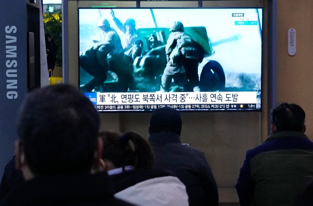 En una televisión se ven ejercicios militares norcoreanos en Seúl, Corea del Sur. Foto Ap 