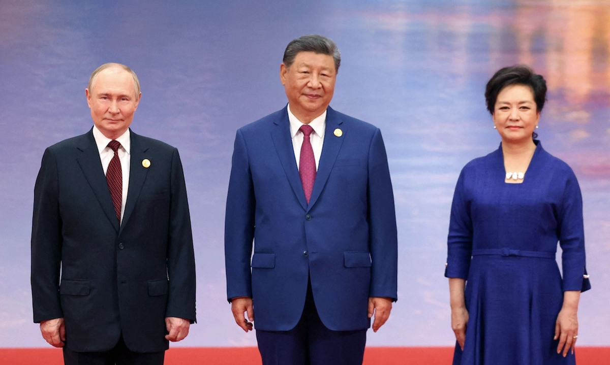 El presidente chino, Xi Jinping, y su esposa, Peng Liyuan, dieron la bienvenida al mandatario ruso, Vladimir Putin, a la reunión de la Organización de Cooperación de Shanghái, que agrupa a 25 naciones.