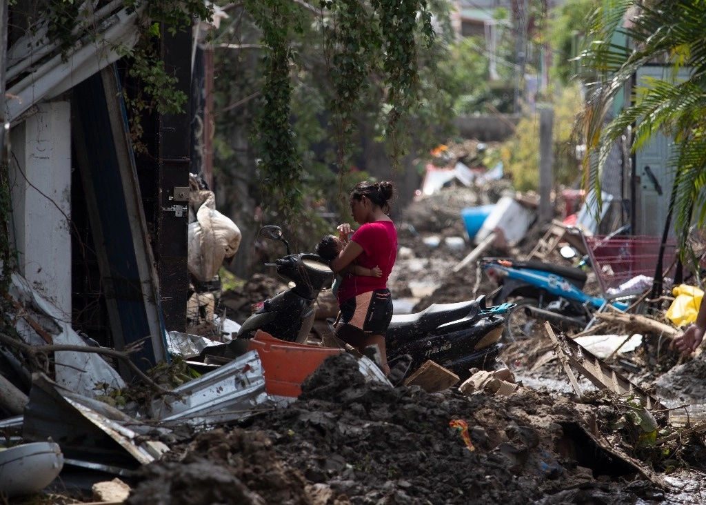 Personas en la Colonia Renovación sufren los estragos que dejó el huracán 'Otis' a su paso por Acapulco, el 28 de octubre del 2023. Foto Alfredo Domínguez