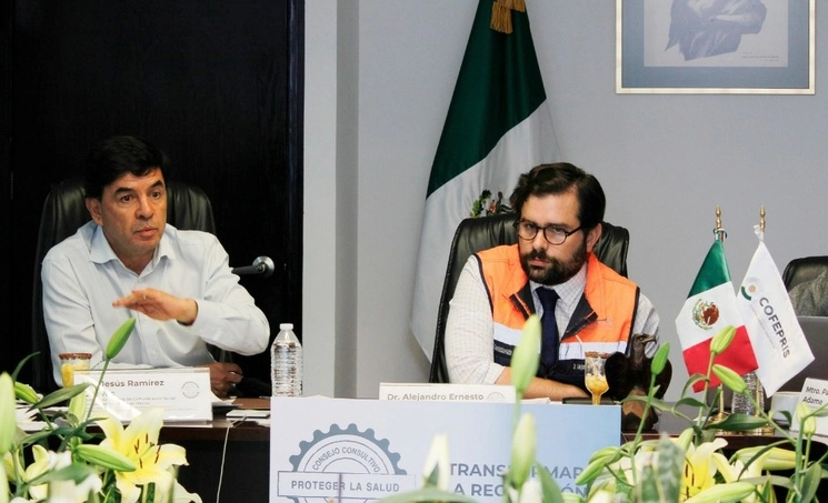 El titular de Cofepris, Alejandro Svarch(der) junto con el diCoordinador General de Comunicación Social y Vocero del Gobierno de la República, Jesús Ramírez Cuevas (izq) durante la reunión. Foto Cofepirs