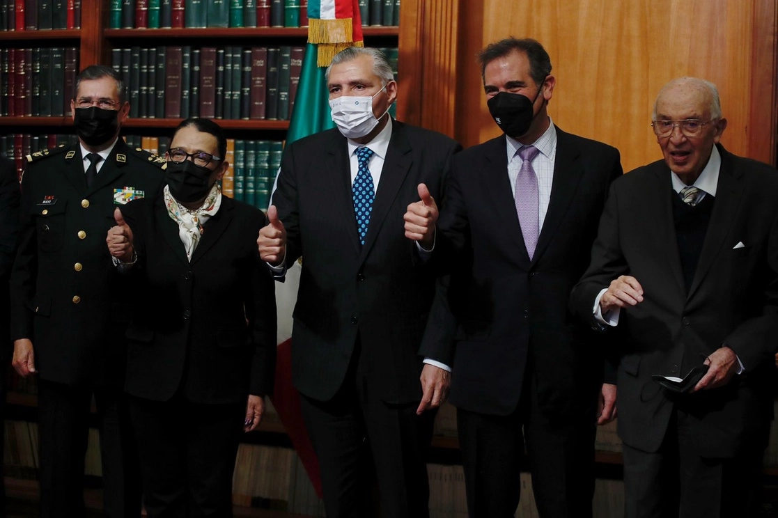 El comandante general de la Guardia Nacional, Luis Rodriguez Bucio; el consejero presidente del INE, Lorenzo Córdova; el secretario de Gobernación, Adán Augusto López; la secretaria de Seguridad y Protección Ciudadana, Rosa Icela Rodríguez; y el titular de la Fiscalía Especializada en Delitos Electorales, Agustín Ortiz Pinchetti, encabezan la instalación de la Mesa de Seguridad Elección 2022 y Proceso de Revocación de Mandato, en la Biblioteca "Manuel Gómez Morín" de la Segob, en la Ciudad de México, el 1 de febrero de 2022. Foto Cristina Rodríguez