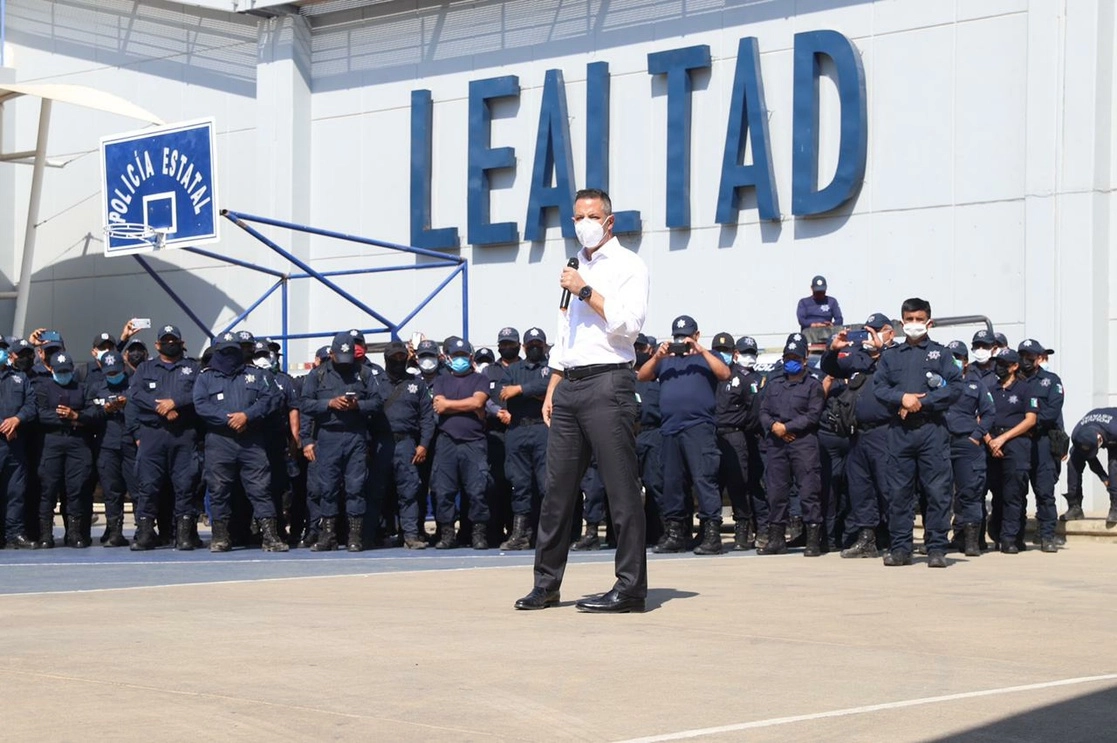 Reunión del gobernador con los policías. Foto La Jornada