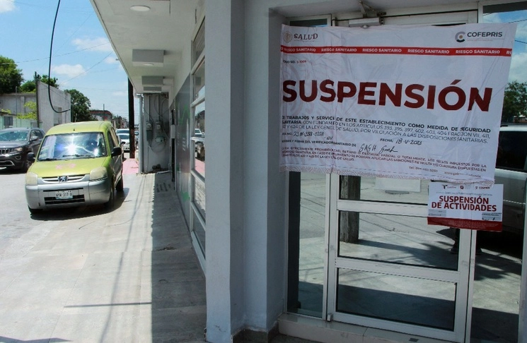 Clínica con sellos de suspensión por los casos de Meningitis. Foto Afp