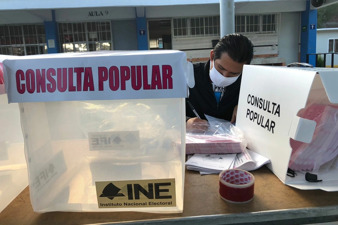 La instalación de una casilla para la realización de la consulta popular en la alcaldía Xochimilco, en la Ciudad de México, el 1 de agosto de 2021. Foto Luis Castillo 