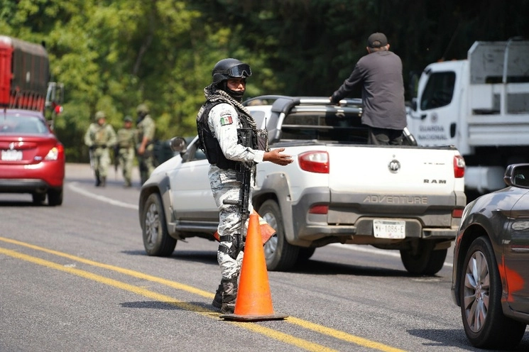 Elementos de la Guardia Nacional establecen un reten de revisión en la entrada de Uruapan. Foto Cuartoscuro