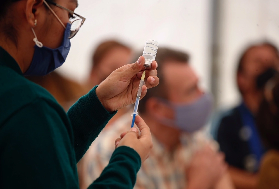 Una enfermera prepara una dosis de la vacuna AstraZeneca contra el Covid-19, el 6 de julio de 2021. Foto Cristina Rodríguez
