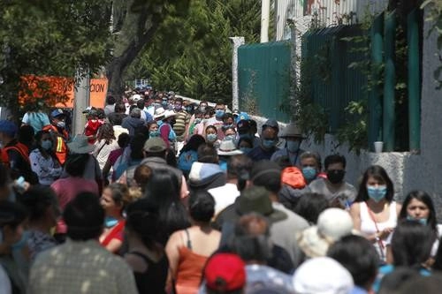 Con la dosificación en el ingreso a la Nueva Viga se formaron largas filas, sobre todo porque acudieron muchas familias. Foto Alfredo Dominguez