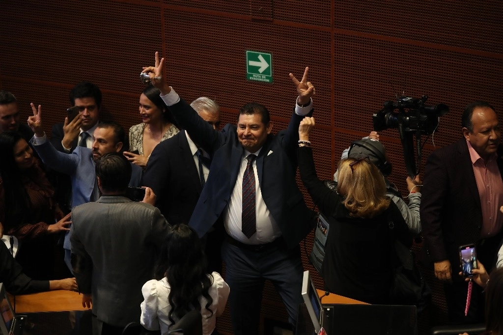 La Comisión Permanente del Congreso de la Unión quedó instalada este mediodía, luego de elegir a su mesa directiva, la cual estará encabezada por el senador de Morena Alejandro Armenta. Foto Yazmín Ortega