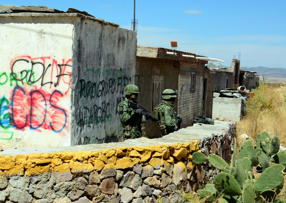 Elementos del Ejército Mexicano custodian la comunidad de Palmas Altas, municipio de Jerez, Zacatecas, para que sus habitantes regresen a sus casas luego de que fueron obligados a huir debido a los ataques de distintos grupos del crimen organizado. Foto Alfredo Valadez