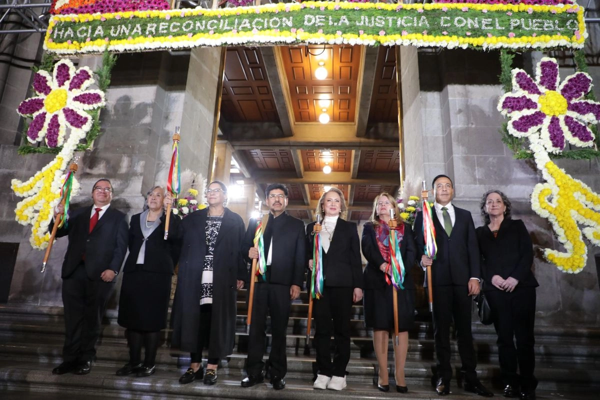 Fuentes del alto tribunal señalaron a La Jornada que esta primera votación generó el primer desacuerdo entre los nuevos ministros, ya que Lenia Batres Guadarrama objetó que la elección se realizara en sesión privada. Aun así, eligieron por unanimidad a los tres integrantes del OAJ. Foto
