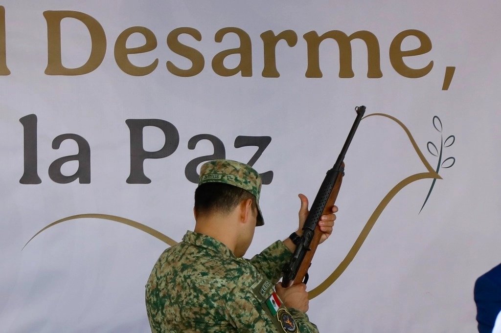En Guerrero inició la campaña de desarme en el zócalo de Acapulco, bajo el nombre ‘Sí al desarme, sí a la paz’. Foto Germán Canseco/Archivo