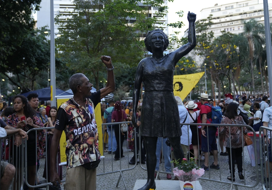 La estatua de Marielle Franco se colocó en la plaza Buraco do Lume, donde solía realizar reuniones y actos públicos sobre su trabajo político como concejala de Río de Janeiro. Foto Ap