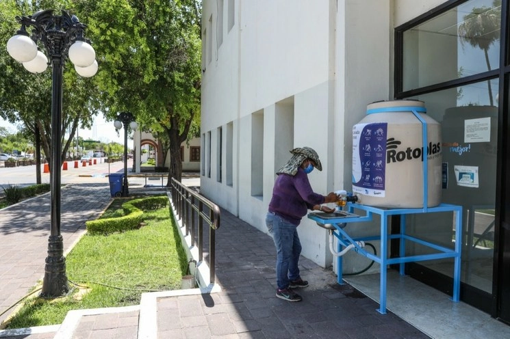 Cada una de las estaciones tiene un instructivo sobre cómo debe ser el lavado de manos. Foto Carlos Figueroa