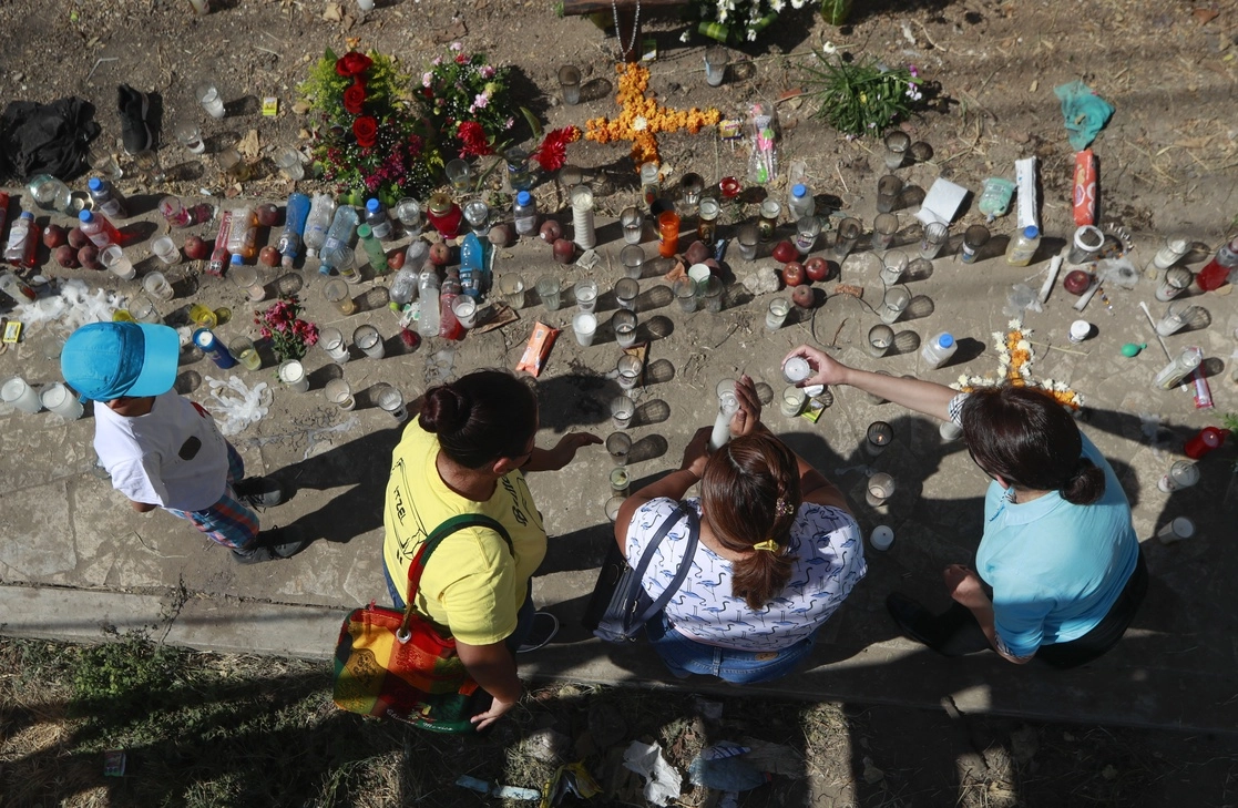 En Chiapa de Corzo, Chiapas, fue colocado un altar improvisado en memoria de los migrantes que perdieron la vida tras la volcadura de un tráiler. La imagen, del pasado 11 de diciembre. Foto Víctor Camacho