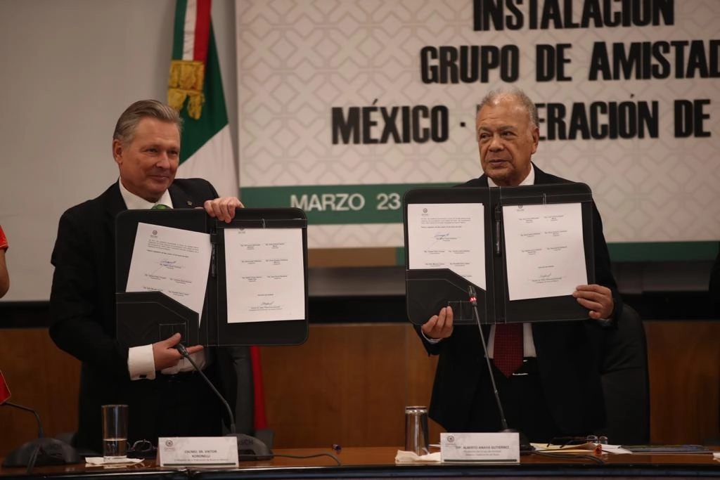 El embajador de Rusia en México, Víktor V. Koronelli, y el diputado del PT, Alberto Anaya, durante la instalación del grupo de amistad México-Federación Rusa, en el recinto legislativo de San Lázaro, en la Ciudad de México, el 23 de marzo de 2022. Foto José Antonio López