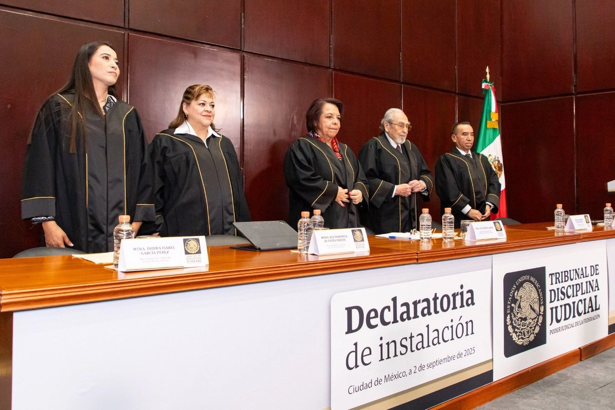 Integrantes del Tribunal de Disciplina Judicial. A la extrema derecha, el magistrado presidente Rufino H. León Tovar. 