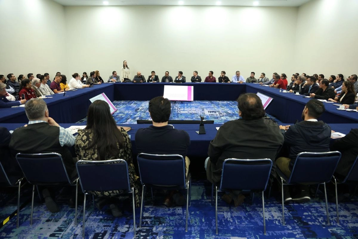 Asistentes a la mesa de diálogo de representantes de la educación superior, media superior y la industria automotriz y de autopartes de México. Foto