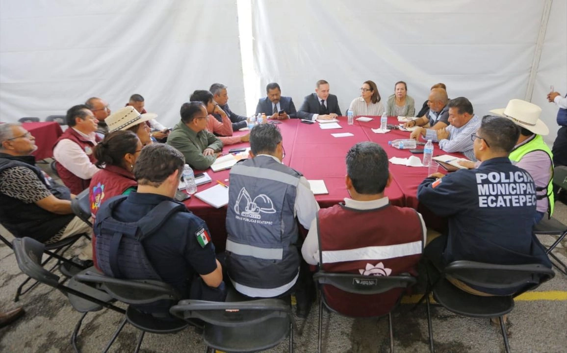 Mesa de trabajadores del STC Metro y autoridades de Ecatepec. Foto