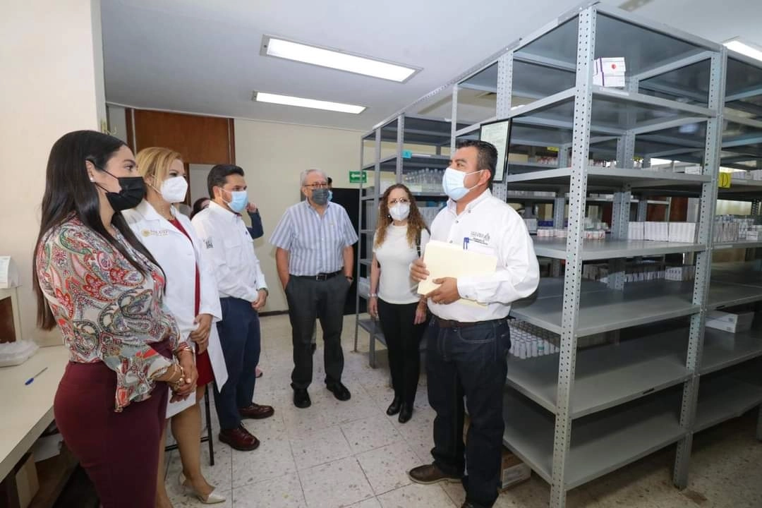 El secretario de Salud, Jorge Alcocer Varela; la gobernadora, Indira Vizcaíno y y el director del IMSS, Zoé Robledo, de visita en el Hospital General de Ixtlahuacán, en Colima. Foto tomada de @indira_vizcaino