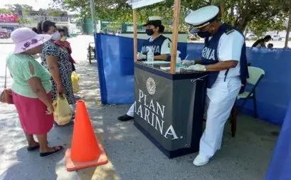 Se aplicarán cuestionarios para detectar signos y síntomas de la enfermedad, y de resultar positivos canalizará al centro de salud, clínica o unidad de medicina familiar que le corresponda. Foto Semar