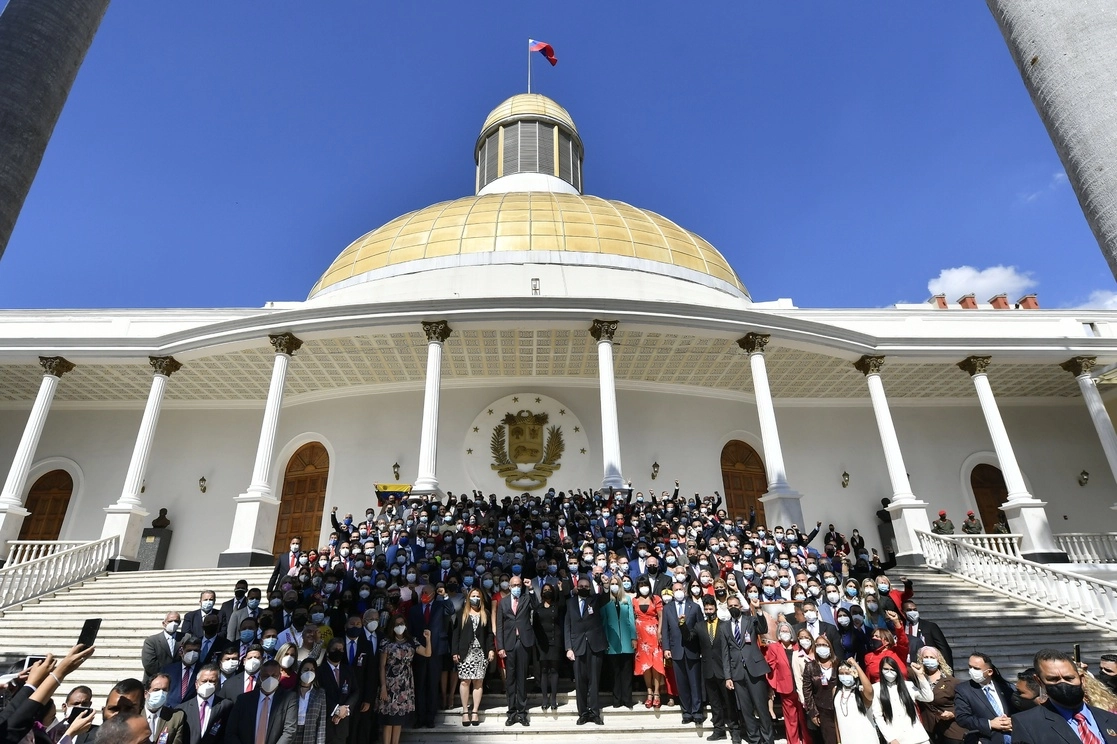 Legisladores se ubican en las escalinatas de la Asamblea Nacional en Caracas, Venezuela, el 5 de enero de 2021. Foto Ap