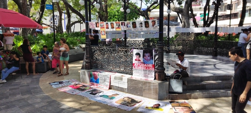Exposición fotográfica de personas desaparecidas instalada en el zócalo de Acapulco, Guerrero. Foto Héctor Briseño