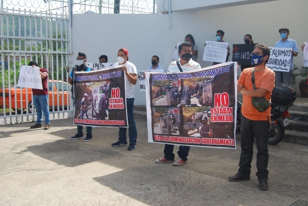 Periodistas frente a las instalaciones de la FGR en Guerrero, en octubre pasado. Foto Sergio Ocampo