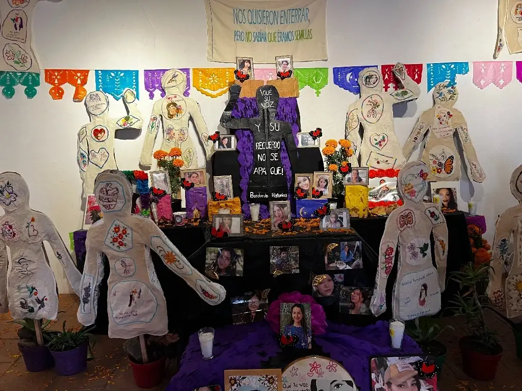Ofrenda dedicada a las víctimas de feminicidio colocada en la Casona John Edward Spencer King, en el centro de Cuernavaca, Morelos. Foto Rubicela Morelos