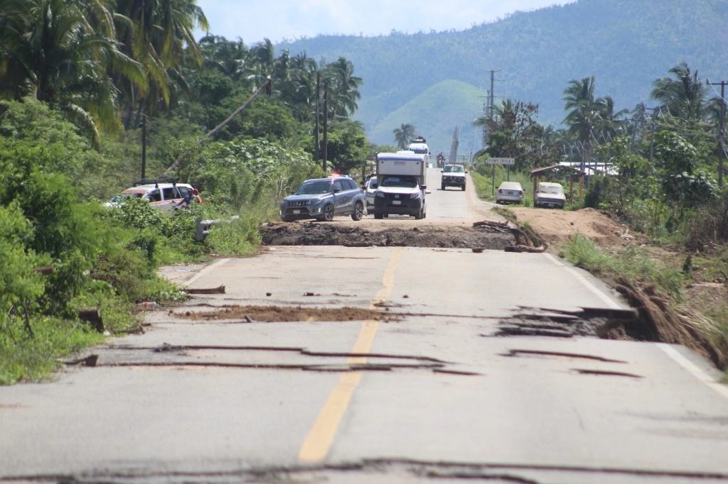 A un costado de la carretera destrozada, fue improvisado un camino de tierra. Foto Héctor Briseño